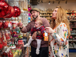 დღეს კეკემ პირველი ნაძვის ხე ააწყო