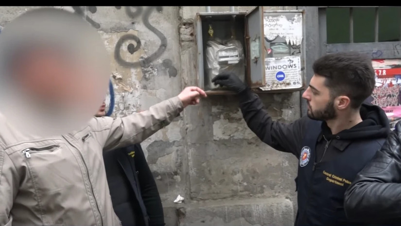 დაკავება       