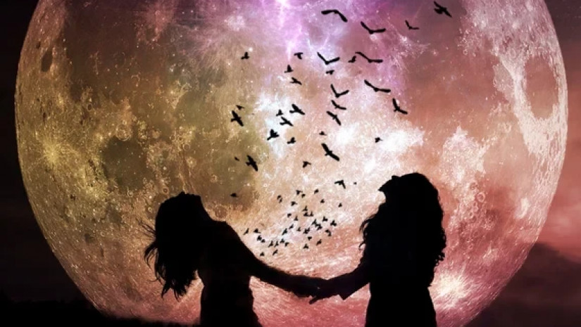 სავსე მთვარე ტუპებში