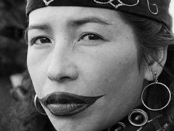 სახეზე მიხატული ღიმილი