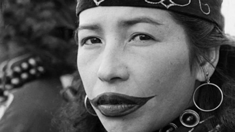 სახეზე მიხატული ღიმილი