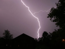 მეხი ჩამოვარდა 