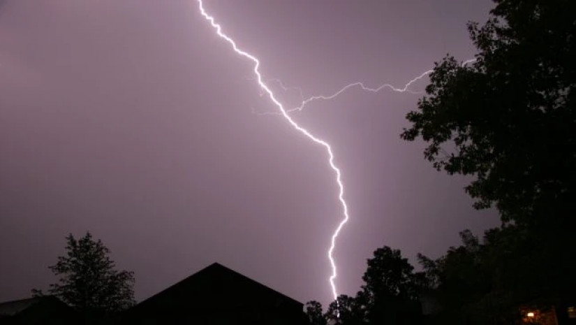 მეხი ჩამოვარდა 